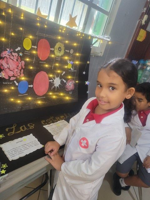Estudiante presentando su proyecto escolar