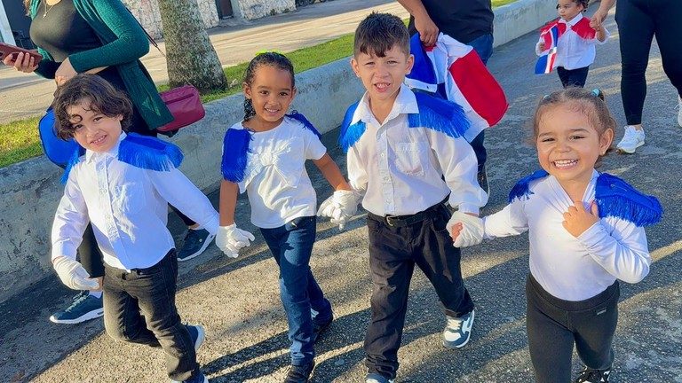 Estudiantes desfilando con vestimenta típica