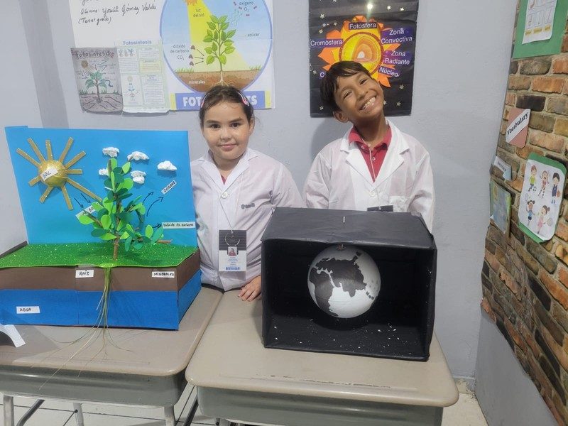 Estudiantes presentando su proyecto de ciencias