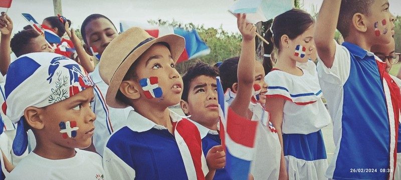 Estudiantes celebrando las fiestas patrias dominicanas