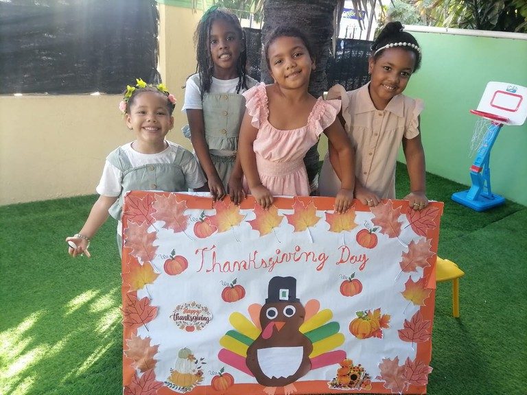 Niñas celebrando Thanksgiving Day en el colegio